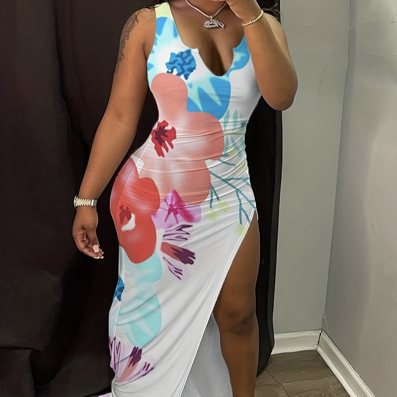 Ladies' V-neck Floral Print Thigh Slit Highlights Figure, Hip Hugging Long Skirt